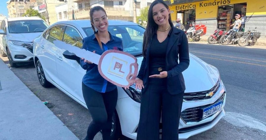 Tais Severo recebendo a chave do carro com a equipe da PL